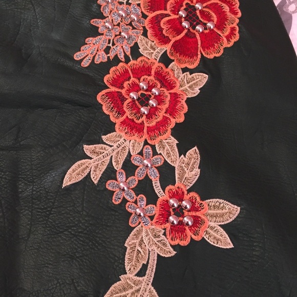 NWT Romeo + Juliet Faux Leather Rivet Mini Skirt medium green floral embroidered - Picture 5 of 6